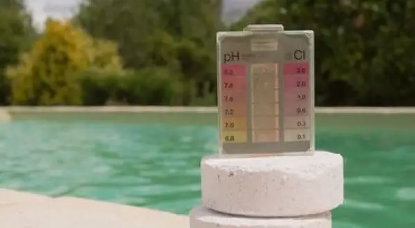 Testeur de piscine mesurant le pH et le chlore. Le pH, que veut dire ce terme ? Il indique l'acidité ou la basicité de l'eau.