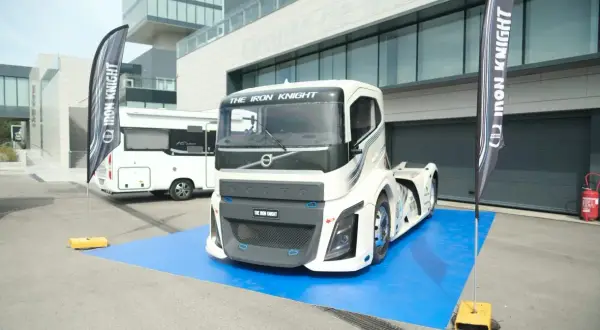 Le camion Volvo "The Iron Knight", le camion le plus rapide du monde, est prêt pour la course.