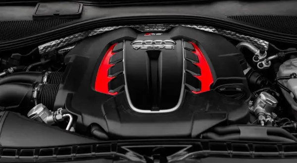 Silnik V8 TFSI, co to znaczy? Potężna jednostka Audi RS z czerwonymi akcentami.