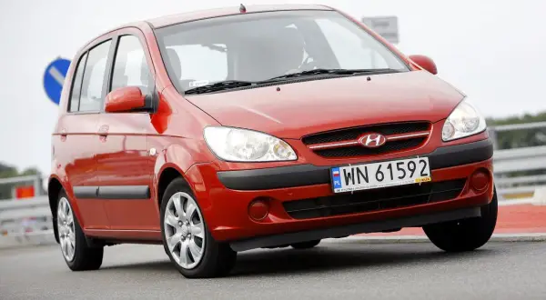 Czerwony Hyundai Getz 1.1 z polskimi tablicami WN 61592 na drodze.