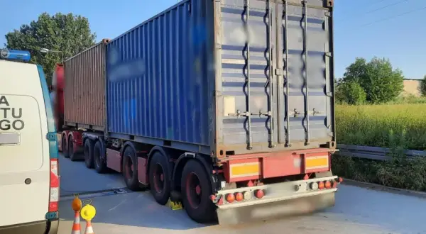 Ciężarówka z kontenerami na wadze. Kontrola transportu, czy nie przekracza dopuszczalnej masy, jakby przewoziła cement.