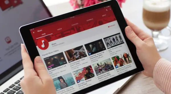 Aktualizacja YouTube: Szybki poradnik na telefon, TV i komputer!