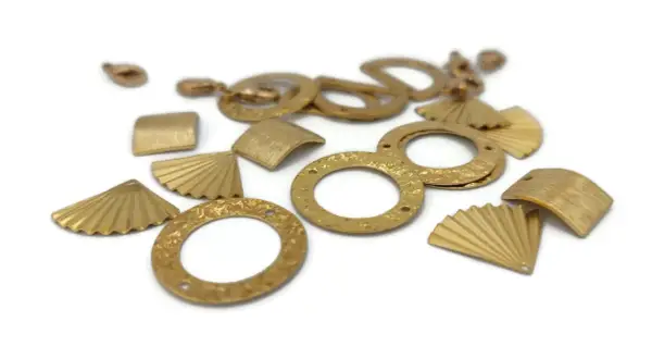 Diverses breloques en laiton aux formes variées : éventails, carrés, cercles texturés. Idéal pour la création de bijoux, leur laiton utilisation est multiple.