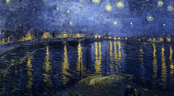 Noc nad Rodanem, słynne obrazy Van Gogha. Błękitne niebo z żółtymi gwiazdami, odbijające się w wodzie światła miasta i dwie postacie na brzegu.
