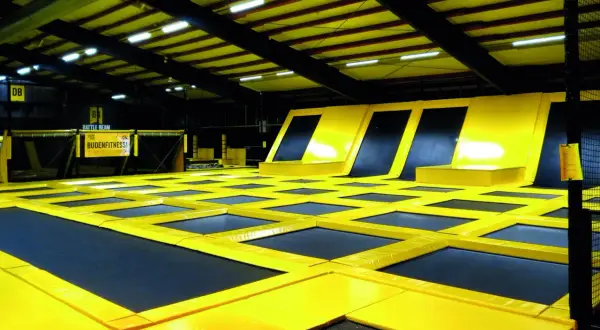 Große Sprungfläche mit vielen Trampolinen und Rampen in einer Halle. Hier sind einige sprungbude heidelberg fotos.