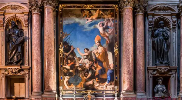 Dipinto barocco in una chiesa, con un santo in abiti sontuosi circondato da angeli e fedeli. La scena è così intensa che "mi fai impazzire in napoletano"!