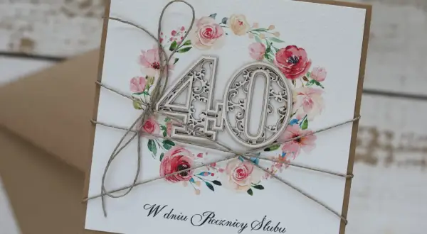 Elegancka kartka z kwiatowym motywem i drewnianą cyfrą "40" na 45 rocznicę ślubu.
