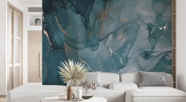 Ein Wohnzimmer mit einem Sofa und einem Couchtisch, das durch eine atemberaubende Wand mit Marmoroptik und goldenen Akzenten als wandfarbe akzente aufgewertet wird.