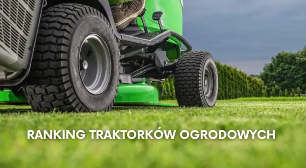 Niski kąt widzenia na zieloną kosiarkę traktorek ogrodowy, z widoczną stopą kierowcy. Tekst na dole: "RANKING TRAKTORKÓW OGRODOWYCH".