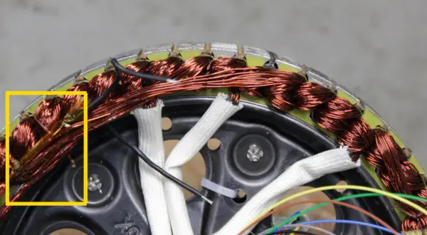 Zabezpieczenie termiczne silnika: miedziane uzwojenia silnika elektrycznego, widoczne w żółtej ramce, są kluczowe dla jego prawidłowego działania i ochrony przed przegrzaniem.