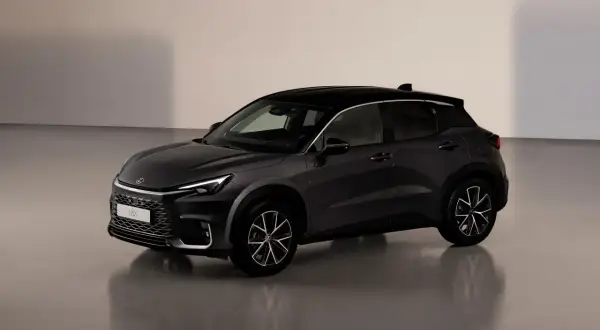 Ciemnoszary Lexus LBX z czarnym dachem, elegancki SUV. Sprawdź jego atrakcyjną lexus lbx cenę.