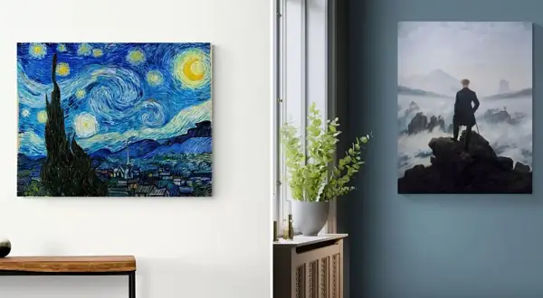 Reprodukcja "Gwiaździstej nocy" Van Gogha i obraz mężczyzny na skale na tle mglistych gór.