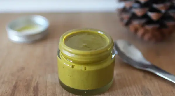 Un pot de pâte de pistache maison, prêt à être dégusté. Une recette simple pour un délice gourmand.