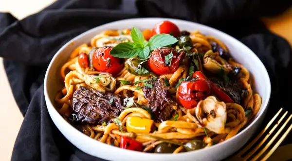 Herzhaftes Pasta mit Rindfleisch, Tomaten und Kräutern, ein köstliches italienisches Gericht.