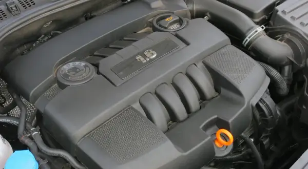 Silnik 1.6 TDI z logiem Škody. Ten silnik, choć nie jest to model Bora, zapewnia moc i niezawodność.