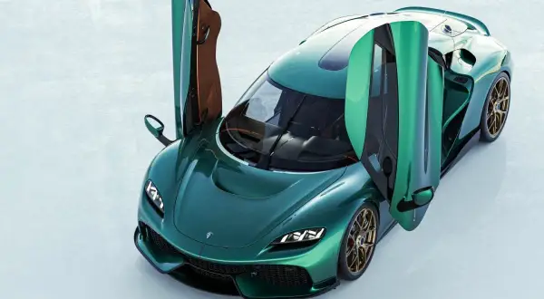 Zielony Koenigsegg 4 osobowy z otwartymi drzwiami, prezentujący luksusowe wnętrze i sportowy design.