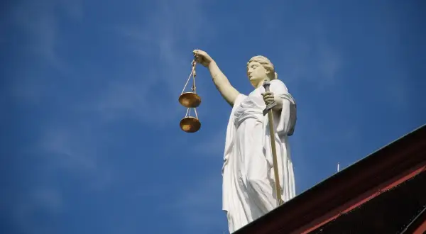 Posąg Temidy z wagą i mieczem, symbol sprawiedliwości, przypomina o pominięciu dowodu kpc.