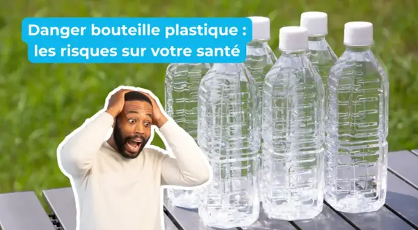 Un homme choqué regarde plusieurs bouteilles d'eau en plastique. Le danger de la plastique bouteille d'eau pour la santé est mis en avant.