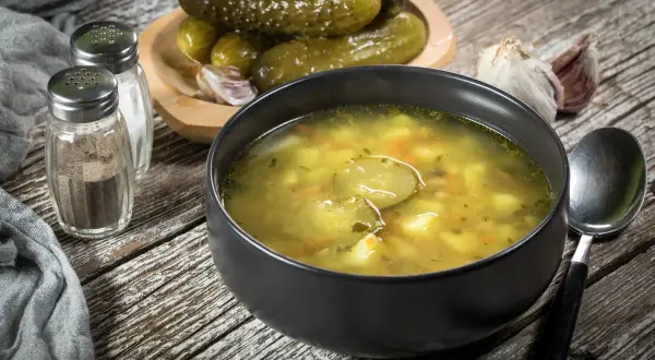 Idealna zupa ogórkowa: przepis krok po kroku i sekrety smaku