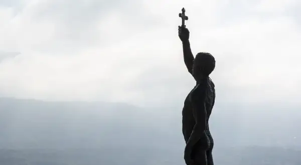 Pomnik człowieka z krzyżem wzniesionym ku niebu. Jak się przygotować na 3 dni ciemności?