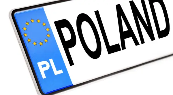 Tablica rejestracyjna z napisem POLAND i symbolem UE. Pamiętaj o terminowym przerejestrowaniu pojazdu, by uniknąć kary.