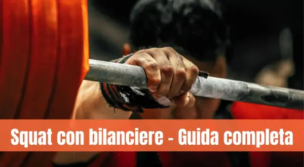 Primo piano di una mano che afferra un bilanciere, pronta per uno squat con bilanciere.