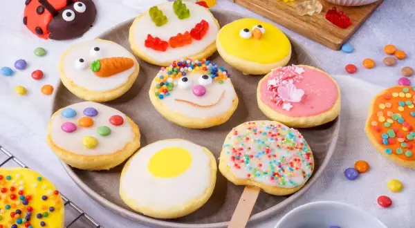 Bunte Kekse, inspiriert von einem amerikanischen Rezept, mit lustigen Gesichtern, Marienkäfern und Gummibärchen.