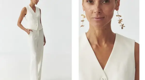 Elegancka biała kamizelka i spodnie tworzą stylowy komplet. Długie, złote kolczyki dodają szyku. Biała kamizelka stylizacje na co dzień i od święta.