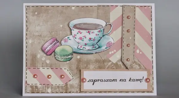 Urocza kartka z filiżanką kawy, makaronikami i napisem "zapraszam na kawę".