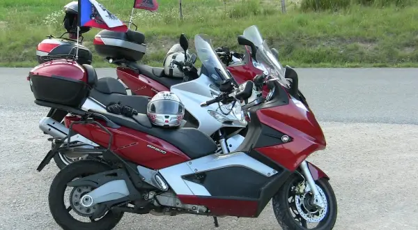 Gotowe na przygodę? Dwa skutery czekają na kolejny etap podróży. To idealny sprzęt do turystyki motocyklowej.