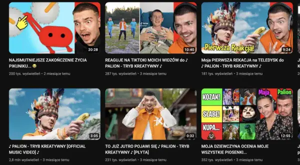 Mężczyzna w stroju indiańskim trzymający banana, obok niego twarz z bananem i słuchawkami.