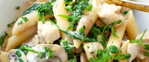 Makaron penne z kurczakiem i pieczarkami w sosie śmietanowym - prosty przepis na pyszny obiad