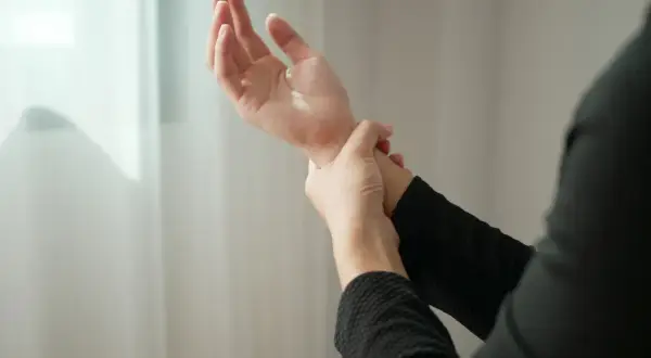 Drętwienie rąk: do jakiego lekarza? Kiedy to sygnał alarmowy?