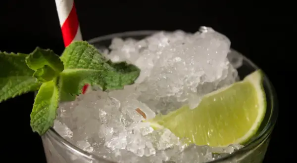 Orzeźwiający drink z kruszonym lodem, miętą i limonką. Idealny przepis na daiquiri w upalny dzień.
