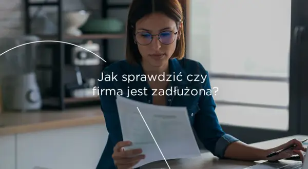 Kobieta analizuje dokumenty, szukając odpowiedzi na pytanie: jak sprawdzić czy firma jest zadłużona?