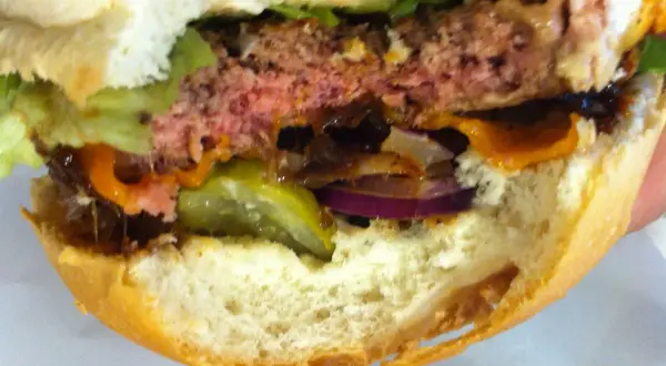 Soczysty burger z serem, sałatą, ogórkiem i cebulą. Idealny do podania po odpowiednim czasie smażenia.