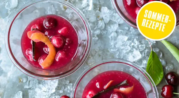 Erfrischende Kaltschale mit Kirschen und Vanille, ein perfektes Sommer-Rezept.