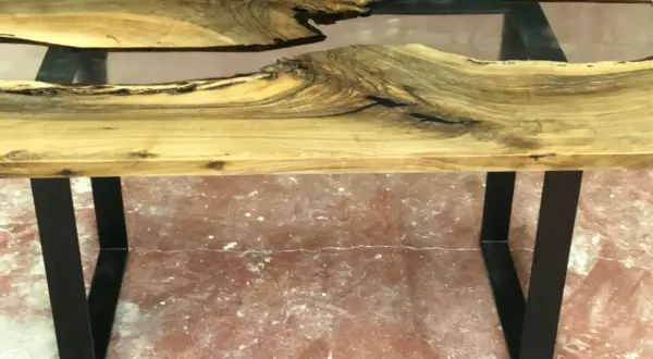 Tavolo legno e resina fai da te con venature uniche e gambe nere a V.