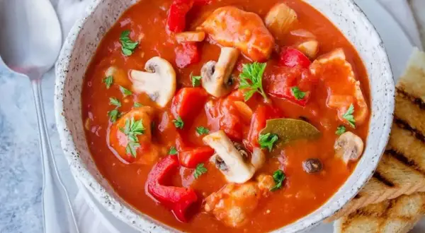 Strogonow drobiowy z pieczarkami i ogórkiem: Przepis, który zawsze się udaje