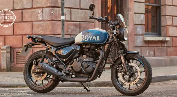 Stylowy motocykl Royal Enfield Hunter 350 z niebiesko-białym malowaniem zbiornika, zaparkowany na ulicy.