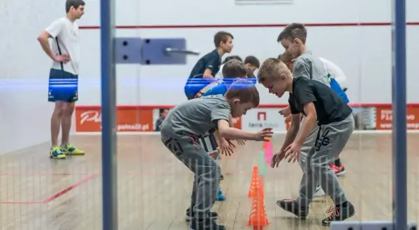 Squash dla dzieci - jak rozwijać umiejętności i pewność siebie
