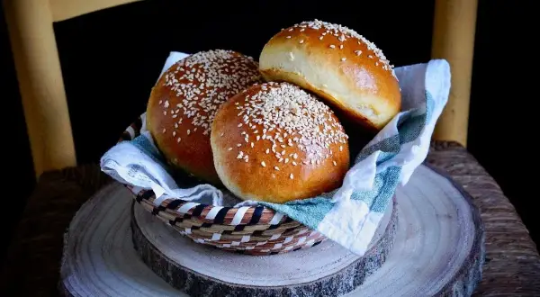 Recette pain brioché burger : l'ultime moelleux fait maison