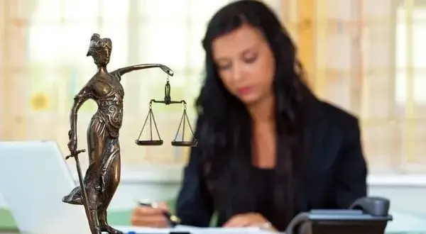 Ile zarabia właściciel kancelarii prawnej? Fakty, które zaskakują