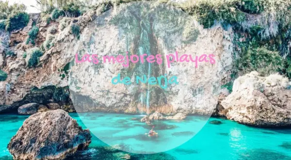 Aguas turquesas y acantilados verdes en las mejores playas de Nerja. Un kayak navega cerca de una cascada.