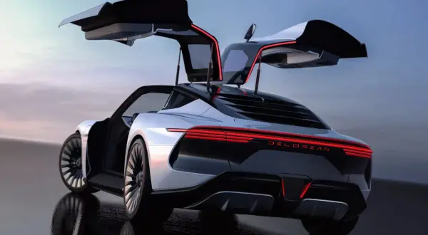 Nowoczesny DeLorean Alpha5 z otwartymi drzwiami typu gullwing, lśniącymi czerwonymi światłami, na mokrej nawierzchni.