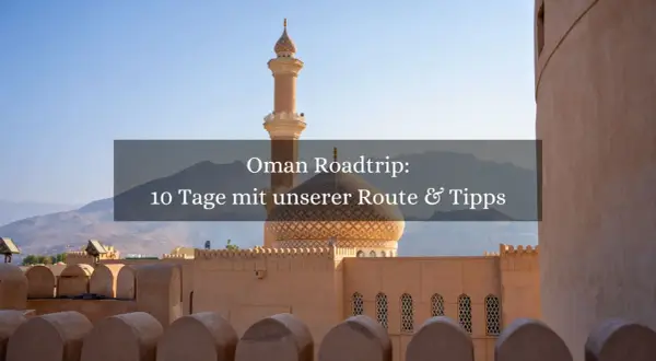 Oman Roadtrip: 10 Tage mit Route & Tipps. Moschee mit Minarett und Festungsmauern vor Bergkulisse.