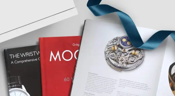 Libros de relojes con imágenes detalladas de mecanismos y cintas de satén.