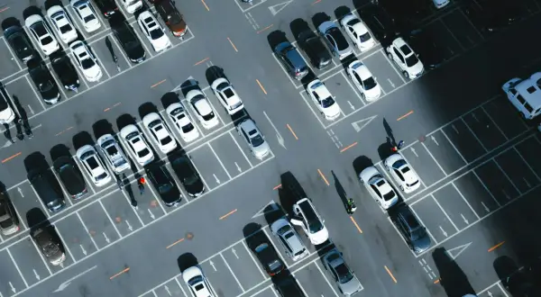 Ile miejsc parkingowych na osiedlu? Lokalne przepisy decydują!