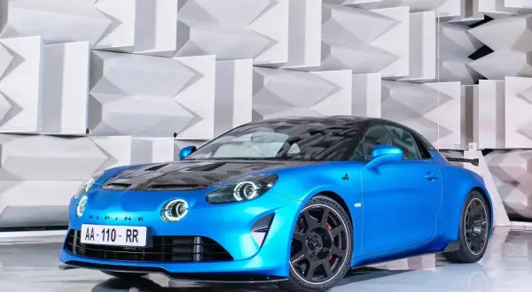 Alpine A110 R bleue, prête à libérer ses chevaux dans un décor acoustique futuriste.