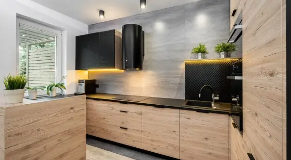 Nowoczesne kuchnie z drewnianymi frontami i czarnymi detalami. Galeria inspiracji dla Twojego domu.